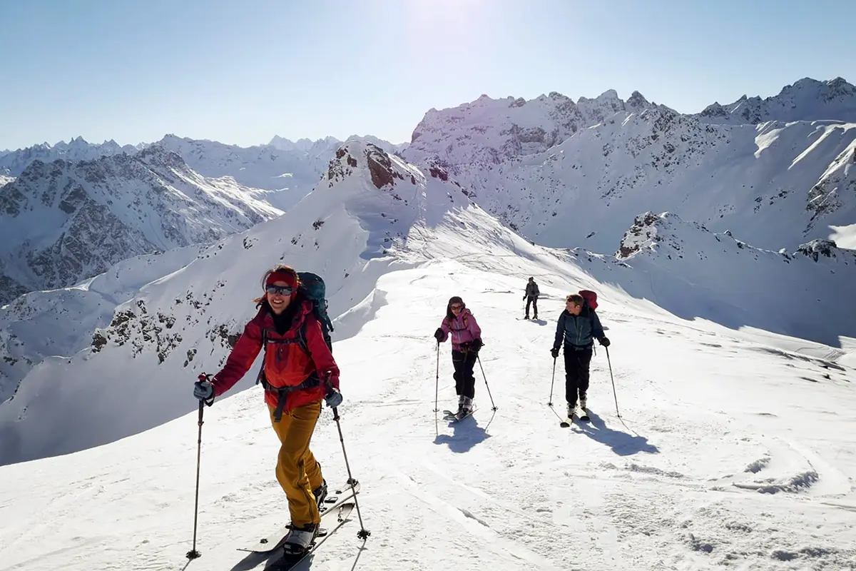 Skifahrer auf schneebedecktem Berggipfel